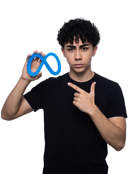 Pessoa segurando o símbolo da Meta
